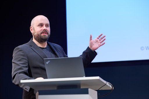 Vorschau Bild von Die dritte Auflage der von der APA – Austria Presse Agentur
veranstalteten Fachtagung „The Future of Fact Checking" widmete sich
am 30. 9. 2025 umfassend den Fragen, wie, wo und warum Fakten
vermittelt werden können und sollen. Florian Schmidt, Leiter des
APA-Faktencheck-Teams, präsentierte Tipps und Einblicke aus seiner
praktischen Arbeit.