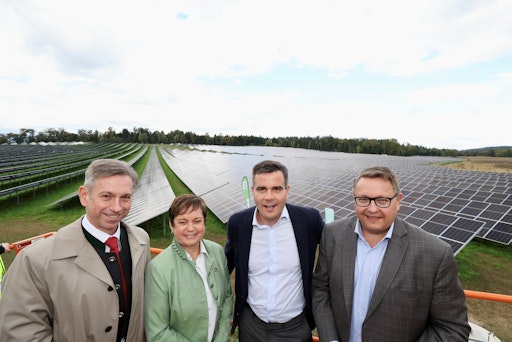Dobl (1) Foto (honorarfrei v.l.n.r.): Werner Ressi (Vorstand
Energie Steiermark), Bürgermeisterin Waltraud Walch, Richard König
(CEO Enery) sowie Martin Graf (Vorstand Energie Steiermark)
Fotocredit: Energie Steiermark