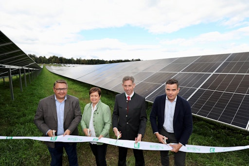 Vorschau Bild von Dobl (2) Foto (honorarfrei v.l.n.r.): Martin Graf (Vorstand
Energie Steiermark), Bürgermeisterin Waltraud Walch, Werner Ressi
(Vorstand Energie Steiermark) sowie Richard König (CEO Enery),
Fotocredit: Energie Steiermark