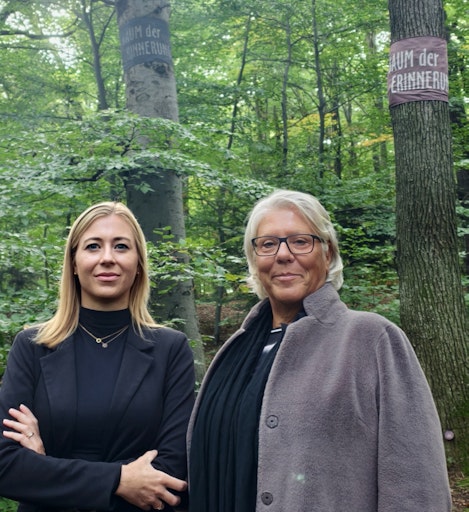  Geschäftsführerin Marlies Zadrobilek mit ihrer Mutter Elisabeth
Zadrobilek, der Pionierin der Naturbestattung in Österreich