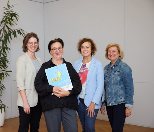 v.l.n.r. Magdalena Koller, BSc (Gesundheitsreferentin und
Projektleiterin Wiener Gesundheitsförderung - WiG), Mag.a Elfriede
Hufnagl (Abteilungsleiterin Wiener Gesundheitsförderung - WiG),
Mag.a Rita Kichler (Gesundheitsreferentin für Ernährung, Kinder- und
Jugendgesundheitsförderung FGÖ) und Dipl.-Päd.in Claudia Canaris,
BEd. (Fachinspektorin Bildungsdirektion Wien) waren am 16. September
2025 in der Bildungsdirektion Wien bei der Auftaktveranstaltung von
„Schlau sein – Gesund essen“.