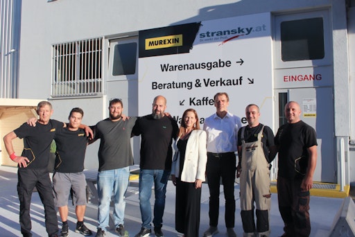 Gruppenfoto mit Brigitte Kirschner, Geschäftsführerin Franz
Stransky GmbH (4. von rechts), Bernhard Mucherl, Geschäftsführer
Murexin GmbH (3. von rechts) und dem Murexin/Stransky-Team.