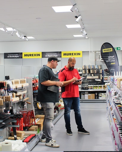 Vorschau Bild von Beratung im Schauraum: Mit der Modernisierung reagiert Murexin
auf die starke Frequentierung des Standorts – vom schnellen
Materialnachkauf bis zur fundierten Beratung.
