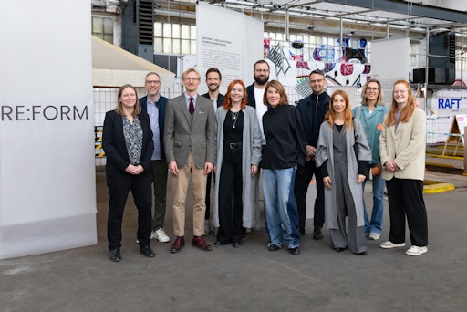 Gemeinderätin Nina Abrahamczik mit Vertreter*innen von
OekoBusiness Wien und VIENNA DESIGN WEEK sowie den teilnehmenden
Unternehmer*innen und Designer*innen von Re:Form
