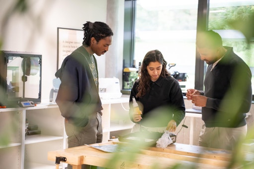 Vorschau Bild von Die Masterstudierenden widmen sich in Kleingruppen Projekten, die
auf realen Herausforderungen basieren – Lerncoaches begleiten durchs
Studium an der IT:U.