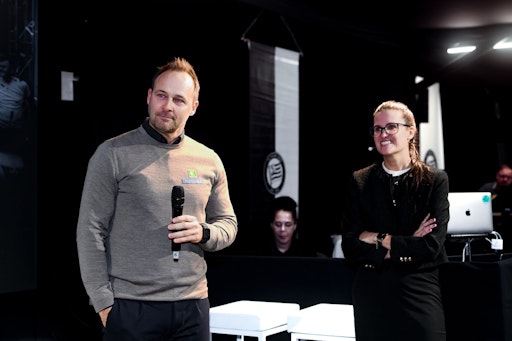 Dr. Bernadette Frech (Instahelp CEO) und Thomas Tebbich
(Geschäftsführer Wirtschaft SK Sturm) stellten die neue
Partnerschaft von Instahelp und dem SK Sturm Graz vor.