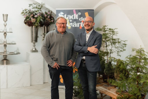 Dipl.-Ing. Gottfried Struggl, Geschäftsführer der
Landesgartenschau Wels 2027 (re) und Meisterflorist Harald Lehner
(li), vor der floristischen Interpretation des Volksgartens in der
Ausstellung im Granitmuseum Schärding.