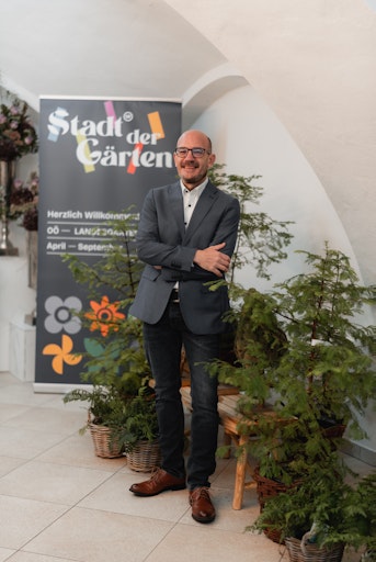 Vorschau Bild von Dipl.-Ing. Gottfried Struggl, Geschäftsführer der
Landesgartenschau Wels 2027: Die Floristikausstellung im
Granitmuseum Schärding setzt unser Konzept der Stadt der Gärten
erstmals floristisch um und macht es damit auch außerhalb von Wels
erlebbar.