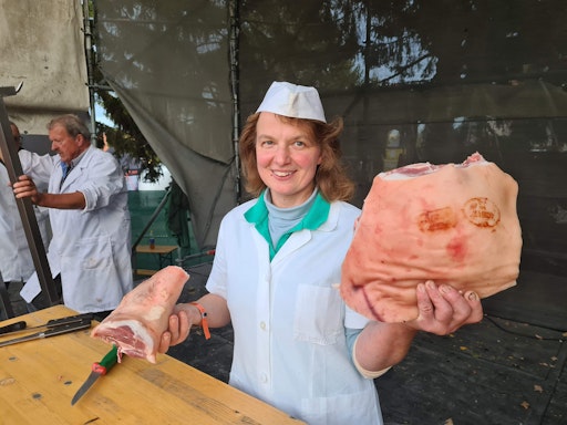Claudia Ringl bei der Zerlegung eines Schweines