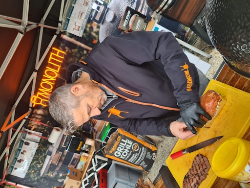 Vorschau Bild von Walter zaubert auch heuer wieder wundervolle Gerichte aus dem
Keramikgrill