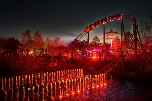 Vorschau Bild von Achterbahn Götterblitz bei Halloween in Abendstimmung