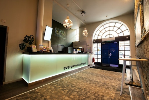 Vorschau Bild von Lobby des a&o Hostels in Edinburgh mit markantem Schriftzug
"Everyone can travel"