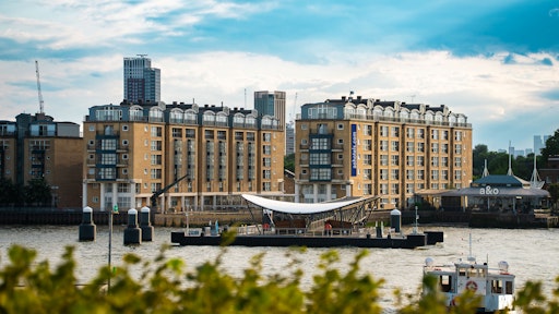 Außenansicht des neuen a&o Hostel London Docklands Riverside mit
eigenem Pier und Fähre auf der Themse