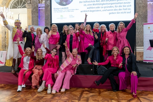 Vorschau Bild von Pink Ribbon-Botschafterinnen im Einsatz für die rosa Schleife.