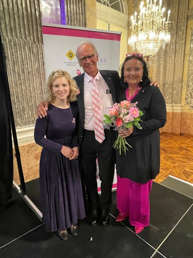 Vorschau Bild von Die Gastgeber:innen des Patientinnenkongresses und des Festaktes
Bundesministerin Eva-Maria Holzleitner, Krebshilfe-Präsident
Univ.-Prof. Dr. Paul Sevelda und Krebshilfe-GF Doris Kiefhaber