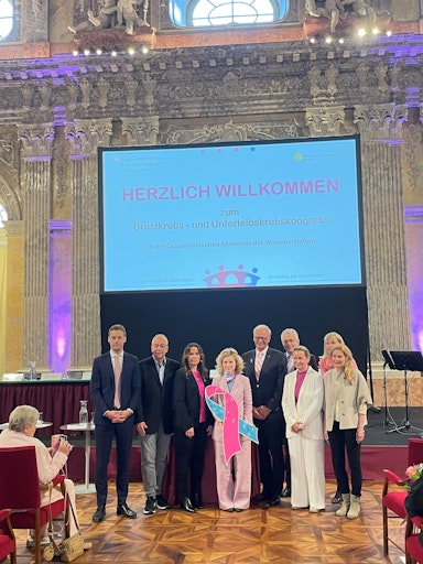 Vorschau Bild von Ehrenamtliche medizinische Expert:innen des
Patientinnenkongresses mit Bundesministerin Eva-Maria Holzleitner