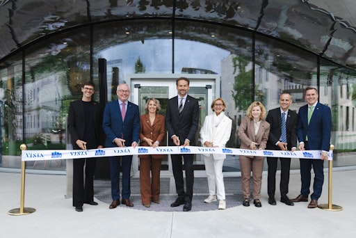 Am Donnerstag wurde symbolisch das Band vor dem Eingang des VISTA
Science Experience Center am ISTA Campus durchschnitten – von
Christian Bertsch (Leiter des VISTA Science Experience Center),
Stephan Pernkopf (Landeshauptfrau-Stellvertreter Niederösterreichs),
Gaia Novarino (Vizepräsidentin für Wissenschaftsvermittlung des
ISTA), Martin Hetzer (Präsident des ISTA), Johanna Mikl-Leitner
(Landeshauptfrau Niederösterreichs), Eva-Maria Holzleitner
(Bundesministerin für Frauen, Wissenschaft und Forschung), Georg
Schneider (Managing Director des ISTA) und Christoph Kaufmann (Bgm.
Klosterneuburg.)