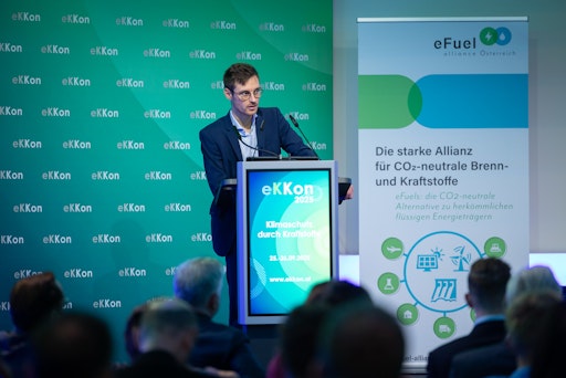 Vorschau Bild von Trotz massiver Förderung der E-Mobilität wird auch im Jahr 2040
noch rund 55 Prozent des heutigen Bedarfs an flüssigem Kraftstoff
bestehen.