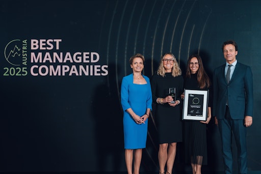 Katharina und Stefanie Hagleitner haben den Preis
entgegengenommen, sie stehen in der Mitte – flankiert von Orsolya
Hegedüs und Gerhard Speckbacher, die beide der Jury angehören; der
Reihe nach: Orsolya Hegedüs, Katharina Hagleitner, Stefanie
Hagleitner, Gerhard Speckbacher (von links)