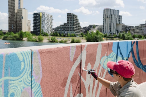 Kreativität in Aktion: Das neue Mural an der Seestadtpromenade.