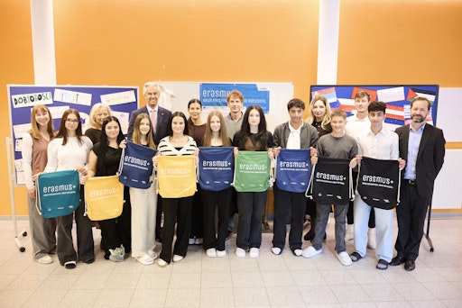 Auftakt zu den #ErasmusDays am 2. Oktober an der Mittelschule
Singrienergasse im 12. Wiener Gemeindebezirk: Im Bild Schülerinnen,
Schüler und Lehrpersonal sowie Ursula Panuschka (OeAD,
Bereichsleiterin Erasmus+ Schulbildung), Patrick Lobis (Leiter der
Vertretung der Europäischen Kommission in Österreich),
Schuldirektorin Mihaela Savanovic und OeAD-Geschäftsführer Jakob
Calice.