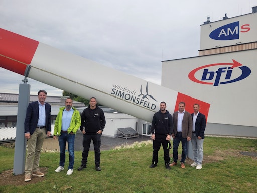 v.l.n.r.: Franz Göd, Bürgermeister Sigmundsherberg, Markus
Winter, Vorstand Technik Windkraft Simonsfeld, Rene Rezsetar,
Windkraft Simonsfeld, Markus Stoiber, Lehrling Servicetechniker
Windkraft Simonsfeld, Ferdinand Schopp, Leiter AMS-Geschäftsstelle
Horn, und Martin Swoboda, Leitung des Ausbildungszentrums