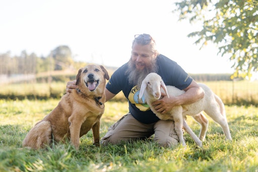 Jürgen Stadler mit Hund Lumpi und Lamm Chili