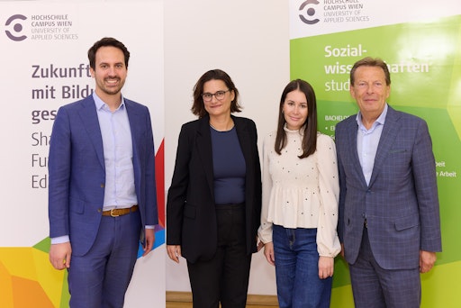 v.l.n.r.: Bildungsminister Christoph Wiederkehr, Nina
Hover-Reisner (Studienprogrammleiterin Elementarpädagogik,
Hochschule Campus Wien), Laura Radakovits (Studentin der
Elementarpädagogik, Hochschule Campus Wien), Wilhelm Behensky
(Gründer und Vorsitzender der Geschäftsleitung, Hochschule Campus
Wien)