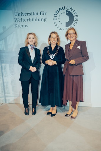 Vorschau Bild von Von links nach rechts im Bild: Bundesministerin Eva-Maria
Holzleitner, Rektorin Viktoria Weber, Landeshauptfrau Johanna
Mikl-Leitner.