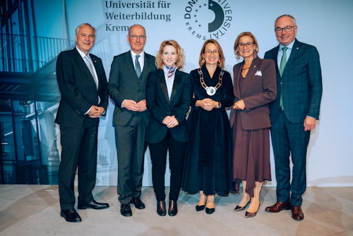 Von links nach rechts im Bild: Nationalratspräsident Walter
Rosenkranz, Rektor emeritus Friedrich Faulhammer, Bundesministerin
Eva-Maria Holzleitner, Rektorin Viktoria Weber, Landeshauptfrau
Johanna Mikl-Leitner.