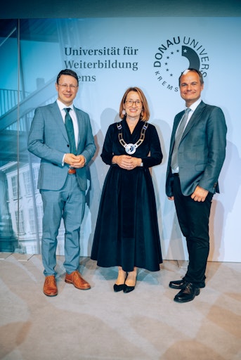 Vorschau Bild von Das neue Rektorat der Universität für Weiterbildung Krems. Von
links nach rechts im Bild: Vizerektor Daniel Varro, Rektorin
Viktoria Weber, Vizerektor Stefan Oppl.