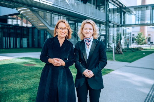 Vorschau Bild von Von links nach rechts im Bild: Bundesministerin Eva-Maria
Holzleitner, Rektorin Viktoria Weber.