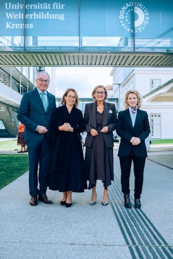 Vorschau Bild von Von links nach rechts im Bild: LH-Stellvertreter Stephan
Pernkopf, Rektorin Viktoria Weber, Landeshauptfrau Johanna
Mikl-Leitner, Bundesministerin Eva-Maria Holzleitner.
