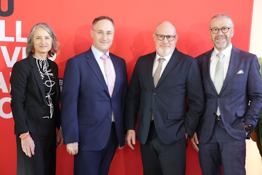 Vorschau Bild von Vorstand FH Kärnten mit neuem und altem Geschäftsführer.