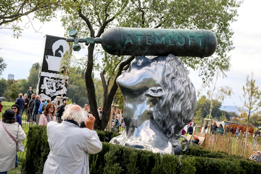 Vorschau Bild von Eröffnungsfest im Bank Austria Park mit dem Kunstwerk von Xenia
Hausner