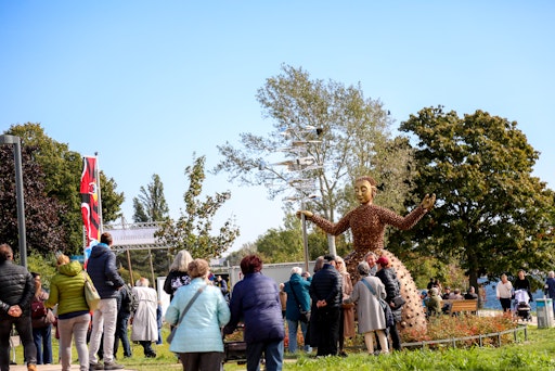 Vorschau Bild von Eröffnungsfest im Bank Austria Park mit dem Kunstwerk "Die
Wasserwächterin" von André Heller