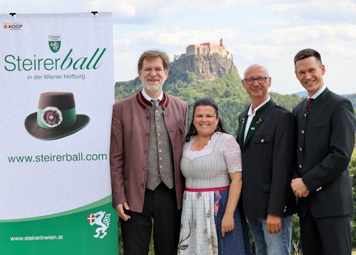 Vor der Riegersburg v.l.n.r. Andreas Zakostelsky, Obmann des
Vereins der Steirer in Wien mit Sonja Skalnik, Vorsitzende der
Tourismusregion Thermen- und Vulkanland und ihrem Geschäftsführer
Christian Contola, sowie Joachim Kurz, Obmann Stellvertreter vom
Verein der Steirer.