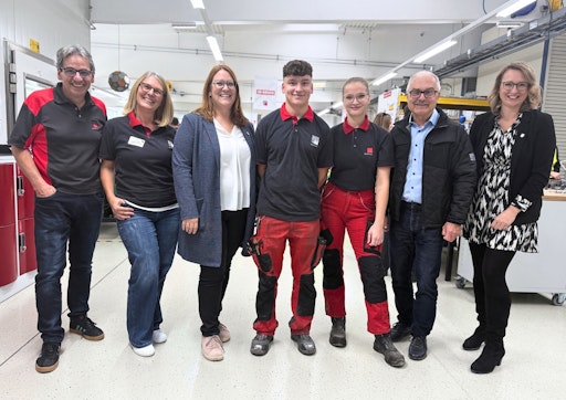 Vorschau Bild von Von links: Karl Postl (Ausbildungsleiter), Claudia Panzenböck
(Ausbildungsleiterin Industriekaufleute), Katharina
Trettler-Schiefer (Bürgermeisterin Marktgemeinde Waldegg), Florian
Hochhauser (Lehrling), Maria Rauch (Lehrling), Manfred Tisch
(Geschäftsleitung Baumit GmbH) und Sabrina Leithner
(Vize-Bürgermeisterin Marktgemeinde Waldegg).