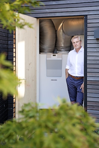 "Ich rate Hausbesitzern, die noch mit Öl oder Gas heizen, den
Umstieg auf eine zukunftssichere Alternative wie die
Wärmepumpenheizung zu prüfen. Ansonsten droht ihnen aufgrund der
CO2-Preisentwicklung eine Kostenfalle", sagt Thomas Mader,
Geschäftsführer von Stiebel Eltron Österreich./Bildrechte: Stiebel
Eltron Österreich // Weiterer Text über ots und
www.presseportal.de/nr/62786 / Die Verwendung dieses Bildes für
redaktionelle Zwecke ist unter Beachtung aller mitgeteilten
Nutzungsbedingungen zulässig und dann auch honorarfrei.
Veröffentlichung ausschließlich mit Bildrechte-Hinweis.