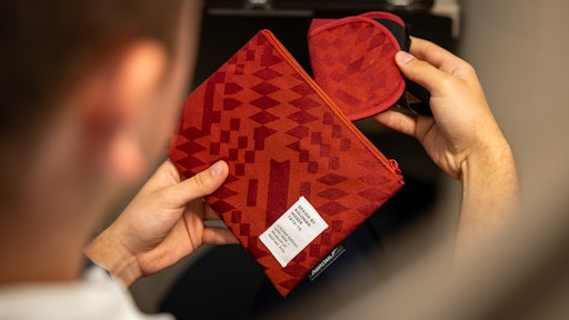 Vorschau Bild von Austrian Airlines Business Class Amenity Kit Limited Edition with
MAK – Museum of Applied Arts Design by Koloman Moser © Austrian
Airlines / SD