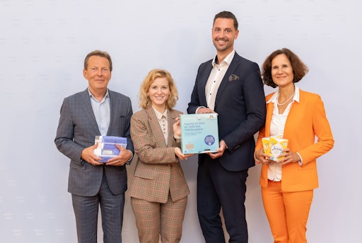 v.l.n.r.: Prof. Ing. Wilhelm Behensky, MEd (Gründer und CEO
Hochschule Campus Wien), Bundesministerin Eva-Maria Holzleitner,
Christian Freischlager (Mitglied der Geschäftsleitung, dm drogerie
markt), FH-Prof.in DIin Dr.in Doris Link (Geschäftsführerin
Hochschule Campus Wien)