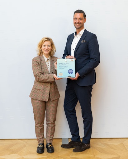Vorschau Bild von Bundesministerin Eva-Maria Holzleitner und Christian Freischlager
(Mitglied der Geschäftsleitung, dm drogerie markt)