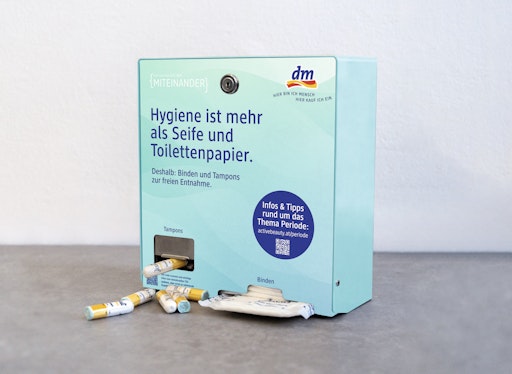 Vorschau Bild von Vor allem Mädchen und junge Frauen leiden darunter, dass
Menstruation in unserer Gesellschaft immer noch ein Tabuthema ist.
Mit einer landesweiten Initiative leistet dm drogerie markt Abhilfe
durch Aufklärung und spendet gleichzeitig Produkte an Schulen,
Hochschulen und Universitäten: In Summe werden 500
Periodenproduktspender, 4 Millionen Stück Tampons und 1,6 Millionen
Stück Binden im Gesamtwert von rund 250.000 Euro an insgesamt rund
470 Bildungseinrichtungen zur Verfügung gestellt. Auch das Bildungs-
sowie das Frauenministerium stellen sich hinter die Initiative.