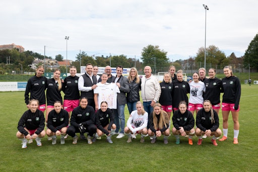 Die USVN-Damen mit dem von Joanna Kovatsits gestalteten Trikot
und (v.l.n.r.) Raphael Holzinger (Grant Thornton), Gregor Csaicsich
(Sportkunst.inclusive), Christoph Schmidl (Grant Thornton), Julia
DiFranco (Grant Thornton), Thomas Wirnsberger (Obmann SV
Neulengbach) und Andreas Ogris (Cheftrainer SV Neulengbach).