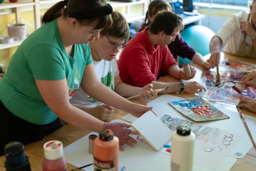 Vorschau Bild von V.l.n.r.: Bei der feierlichen Prämierung des Siegerentwurfs:
Christoph Zimmel (Grant Thornton), Petra Lehner (Dorfgemeinschaften
Wienerwald), Joanna Kovatsits (Künstlerin, Dorfgemeinschaften
Wienerwald), Thomas Wirnsberger (Obmann SV Neulengbach), Julia
DiFranco (Grant Thornton), Christoph Schmidl (Grant Thornton),
Andreas Ogris (Cheftrainer SV Neulengbach).