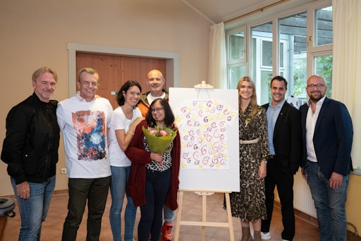 Vorschau Bild von Künstler:innen der Dorfgemeinschaften Wienerwald beim kreativen
Gestalten.