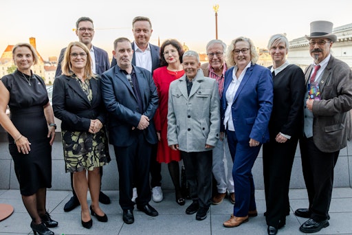 Unter den Gästen des Benefizabends waren auch prominente
Vertreter:innen aus der Politik: Staatssekretärin Ulrike
Königsberger-Ludwig, die Nationalräte Mario Lindner und Heinrich
Himmer sowie Bettina Bauernhofer, Bürgermeisterin der Stadt Weiz,
freuten sich mit dem Team von QUEER MOMENTS über den gelungenen
Abend