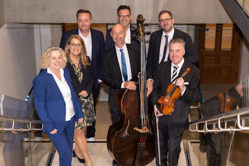 Vorschau Bild von Das Ensemble Wien, bestehend aus Mitgliedern der Wiener
Philharmoniker, begeisterte mit mitreißender Musik. Nach dem Konzert
ging der Abend in ein stimmungsvolles Get-together mit bester Laune,
anregenden Gesprächen und fröhlicher Atmosphäre über.