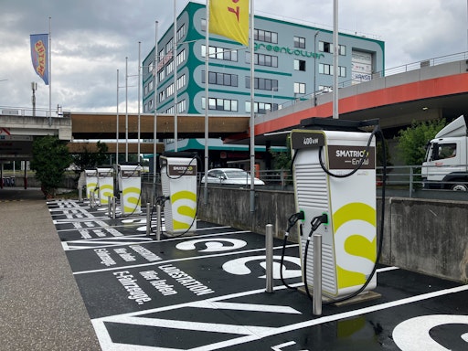 Zehn Highspeed-Ladepunkte beim neu eröffneten SMATRICS EnBW
Schnellladepark in Wals-Himmelreich.