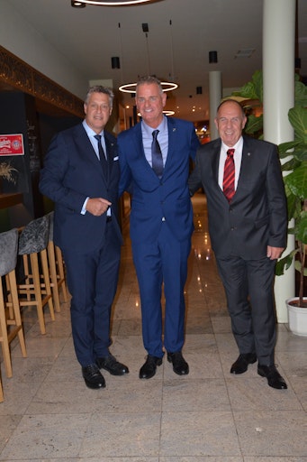 v.l.n.r. Michael H.Aigner (Vizepräsident), Markus Grassl
(Präsident), Robert Heintschel (Vizepräsident) nach der
Vorstandswahl am 1. Oktober.